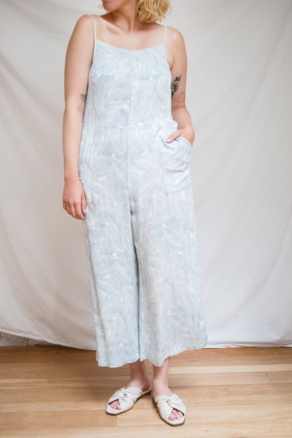 Leyde Olive Green Sleeveless Wide Leg Overalls | La petite garçonne model