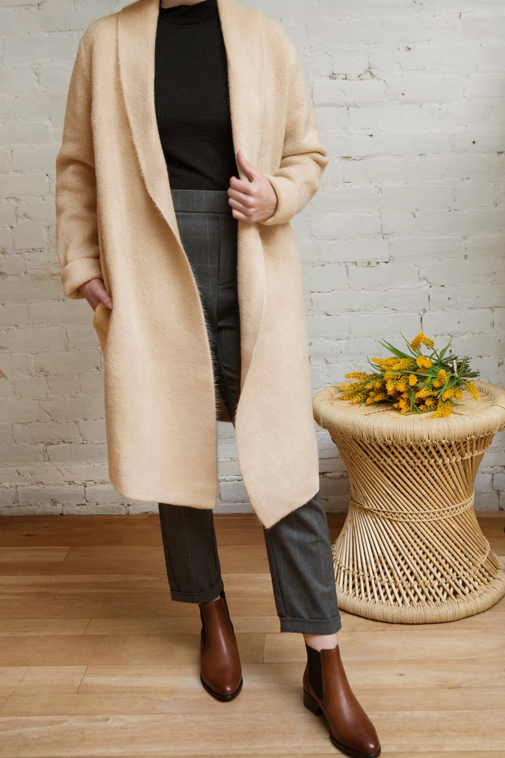 Lidzbark Beige Long Knit Cardigan | La petite garçonne model