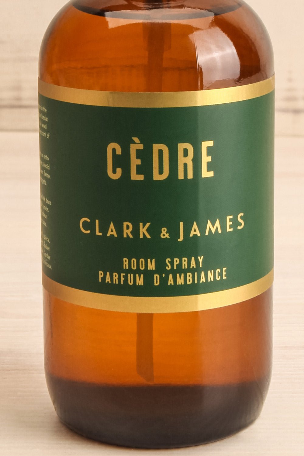Room Spray Cedar & Smoke | La petite garçonne close-up