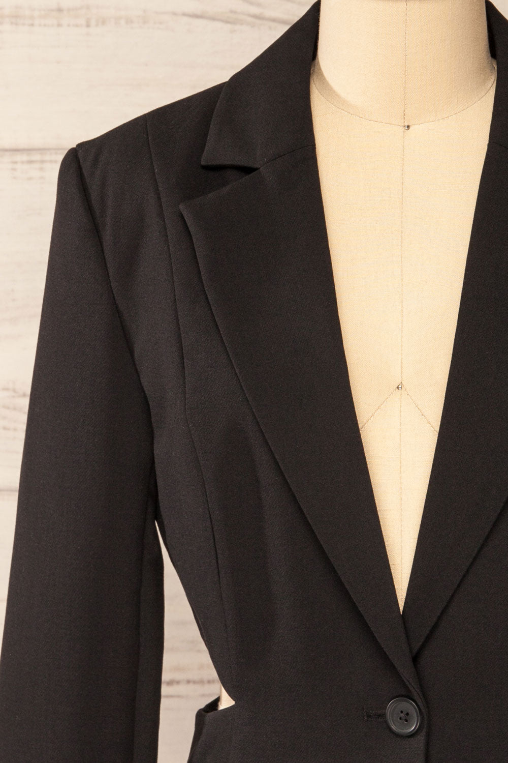 Linkoping Black | Blazer w/ Side Cut-Outs | La petite garçonne front close-up