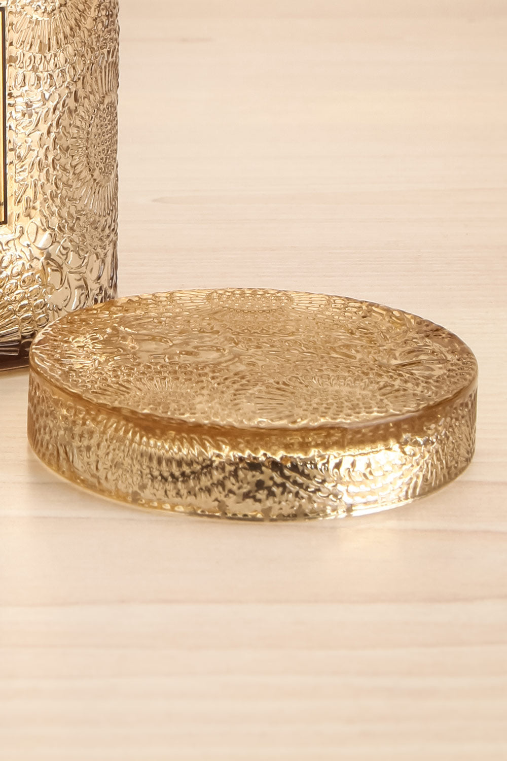 Medium Glass Candle Mokara by Voluspa | La petite garçonne lid close-up