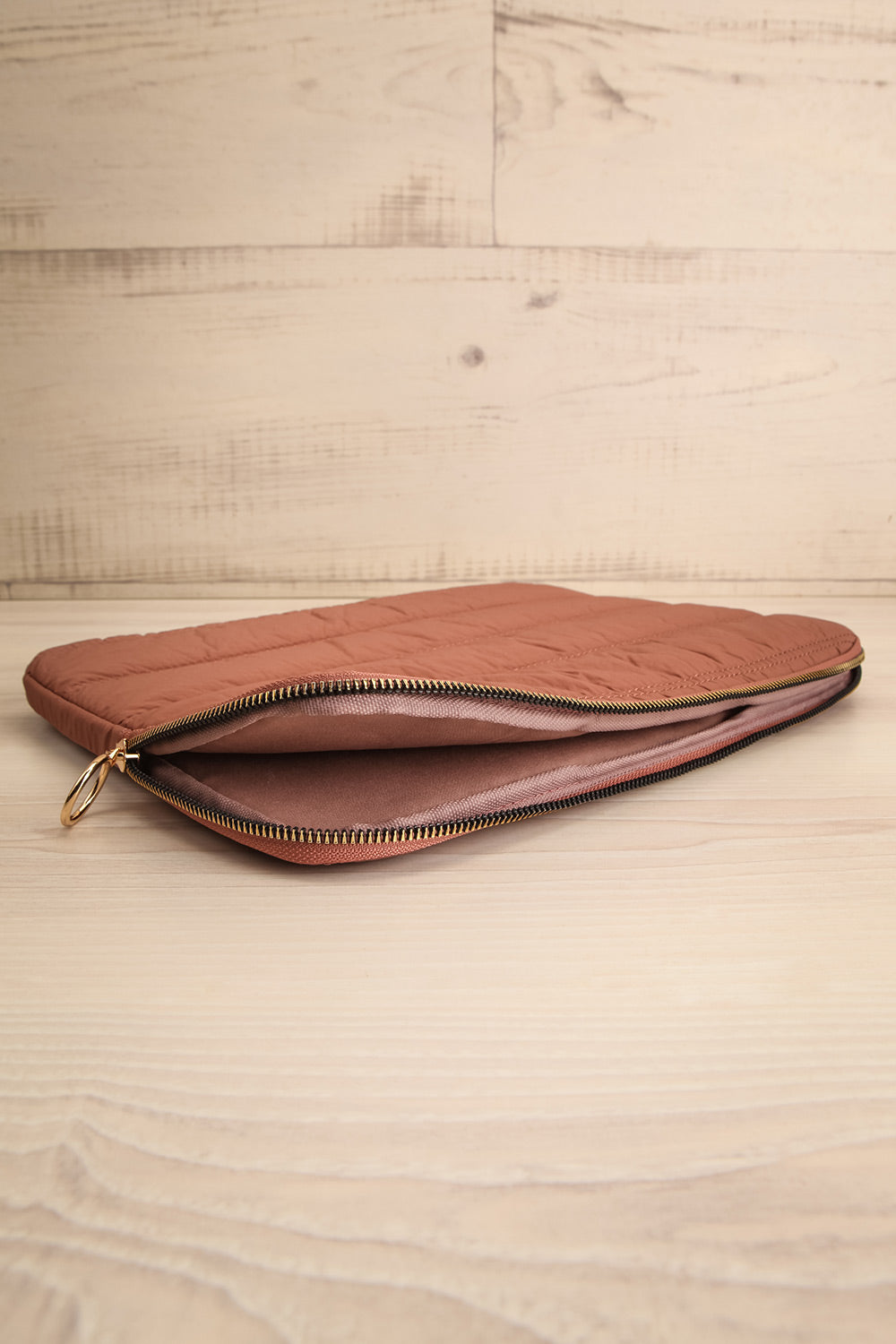 Metta Brun Pochette pour Ordinateur Portable Matelassée flat close-up
