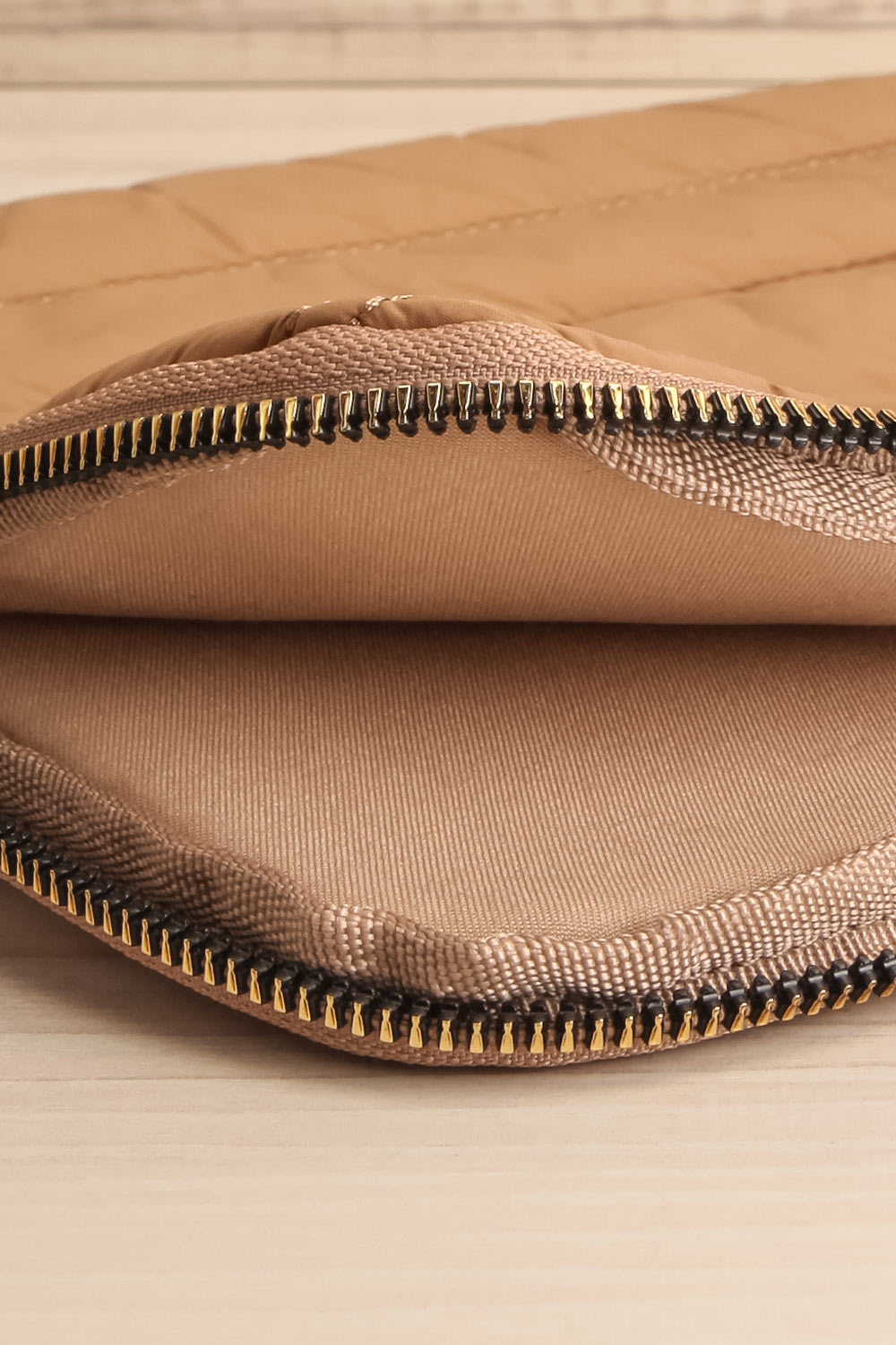 Metta Taupe Pochette pour Ordinateur Portable Matelassée flat close-up