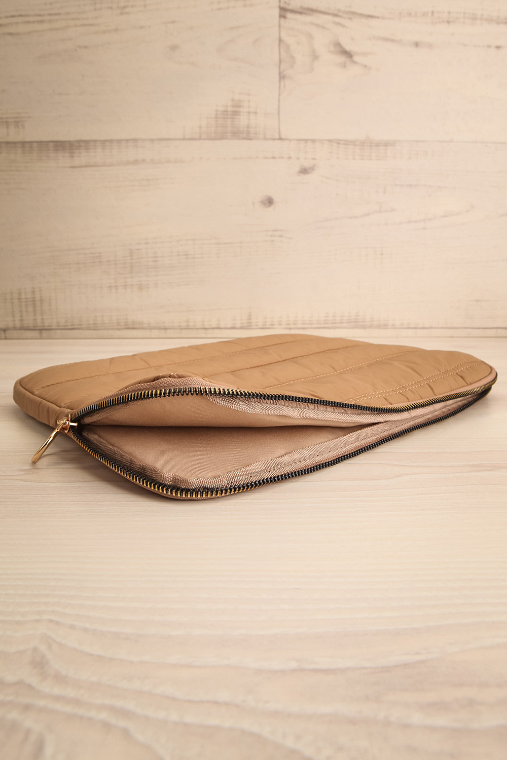 Metta Taupe Pochette pour Ordinateur Portable Matelassée flat view