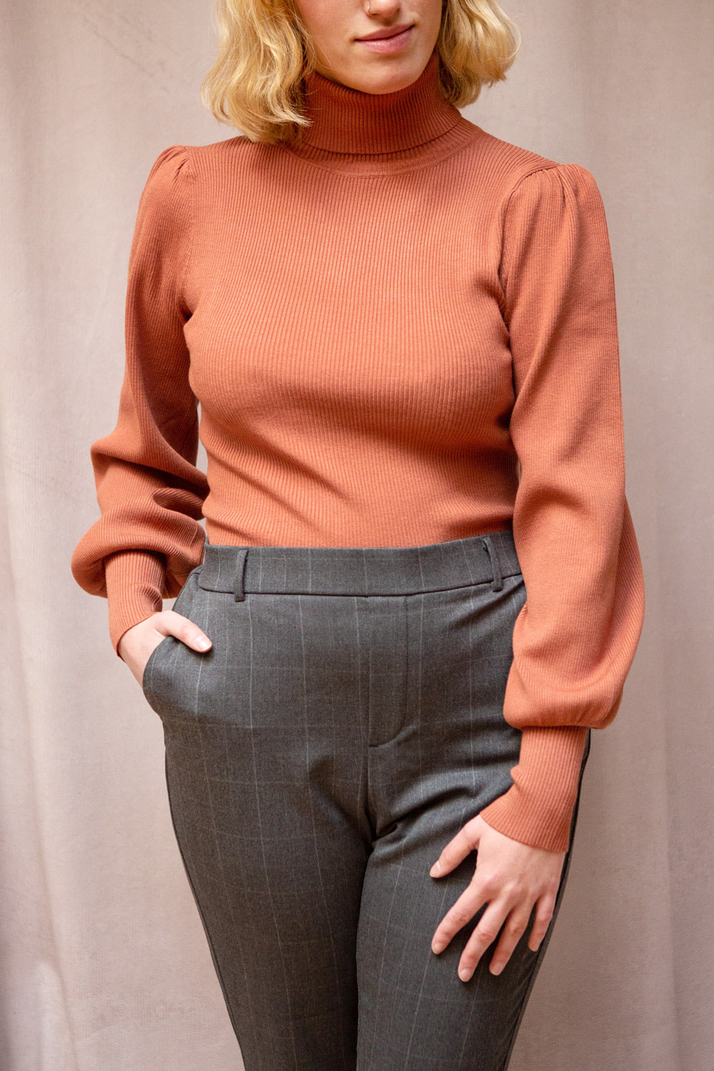 Moino White Puffy Sleeve Turtleneck Sweater | La petite garçonne model taupe