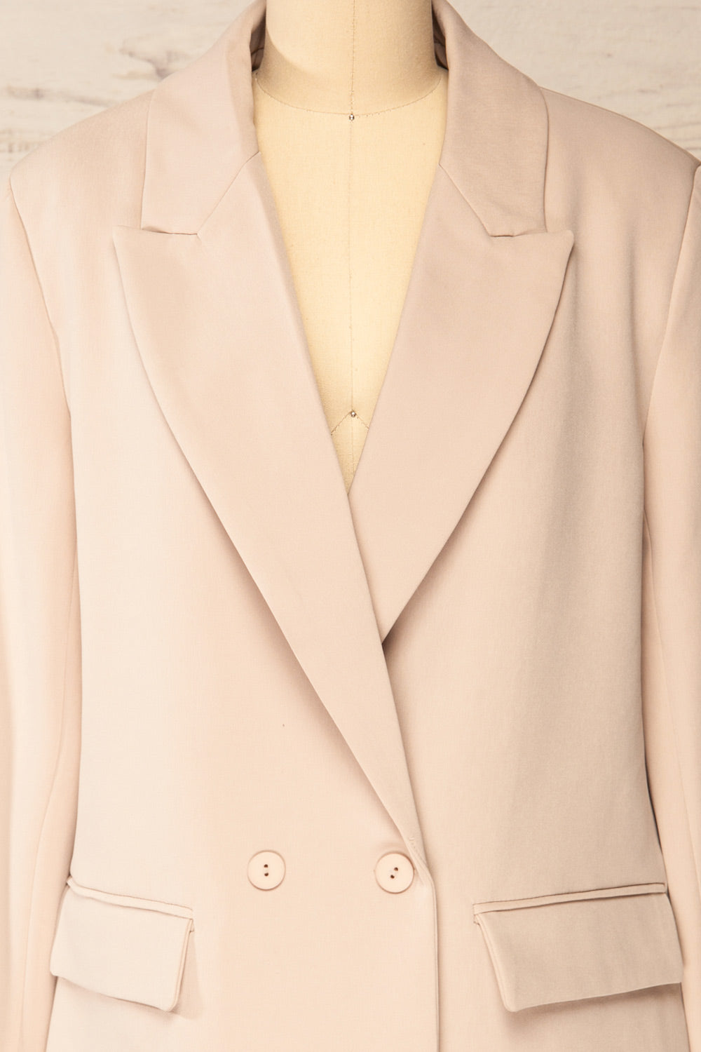 Muryn Sand Oversized Blazer | La petite garçonne front close-up