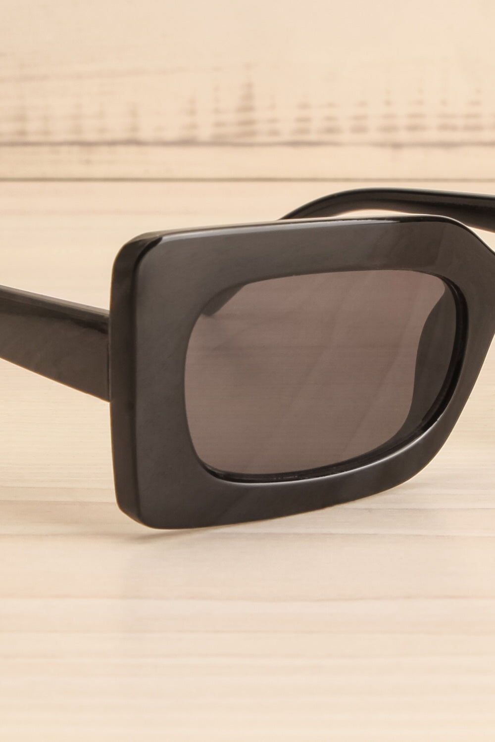 NUMBA NOIR/BLACK side close-up