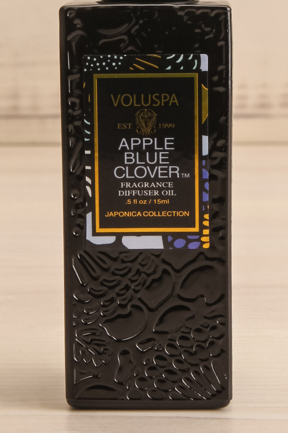 Oil for Diffuser Apple Blue Clover by Voluspa | La petite garçonne close-up