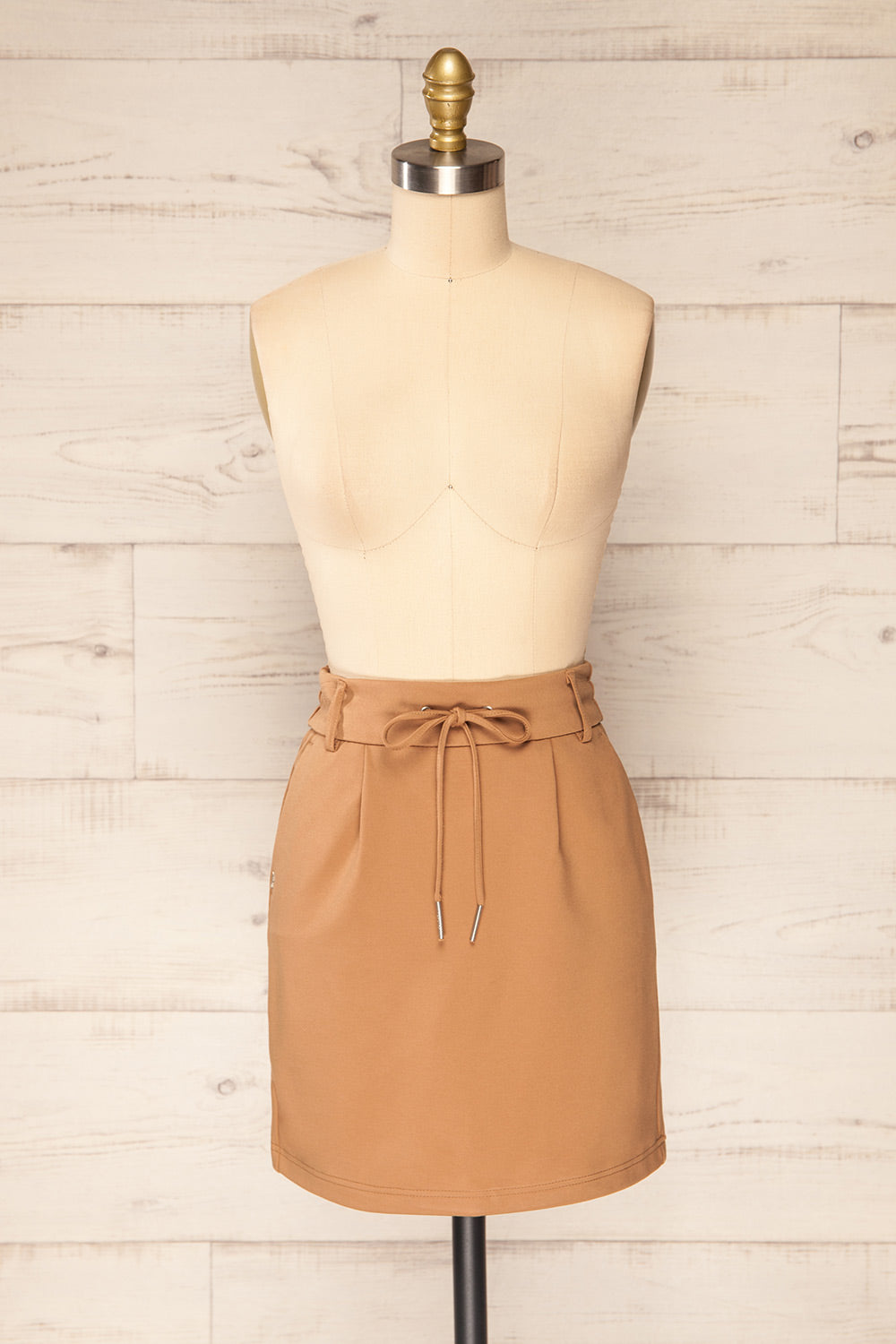 Olkusz Camel High-Waisted Short Skirt | La petite garçonne front view