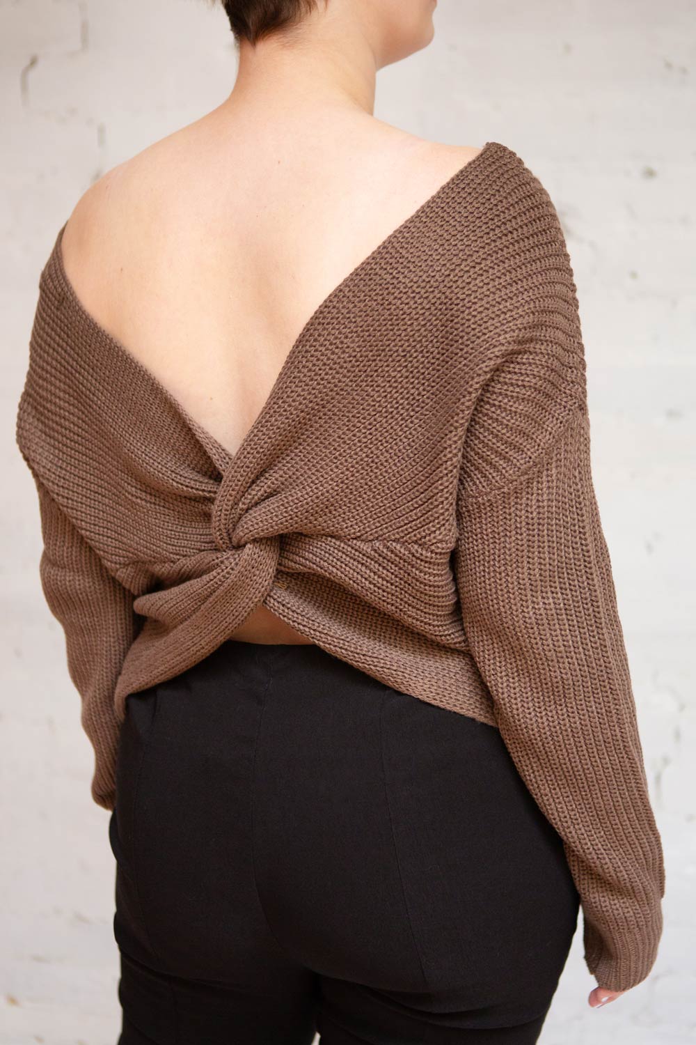 Patras Brown V-Neck Knitted Sweater | La petite garçonne model