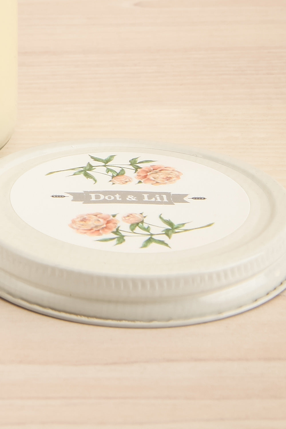 Peony and Olive Leaf Candle | La petite garçonne lid close-up