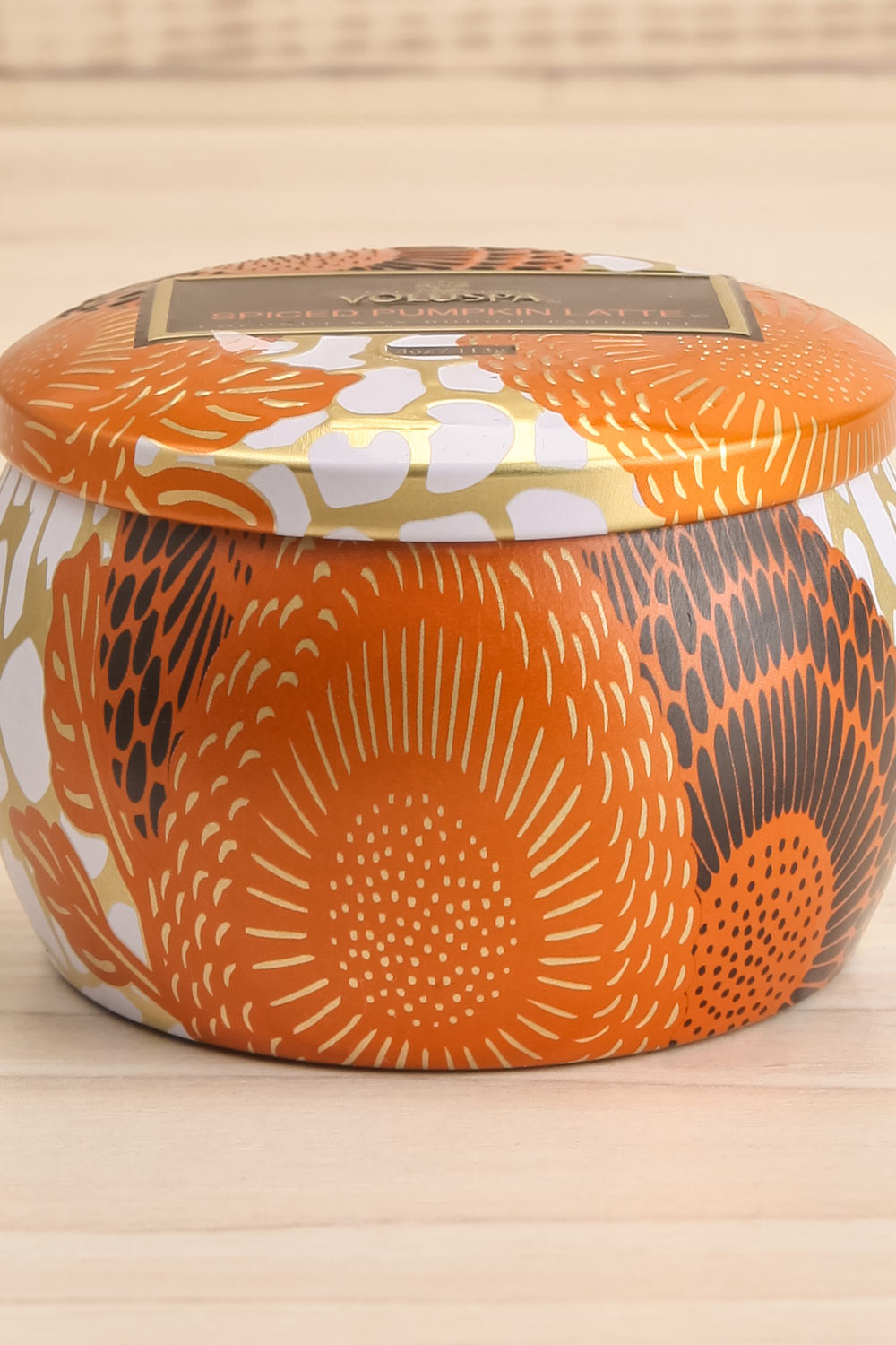 Petite Tin Candle Spiced Pumpkin Latte | Voluspa | La petite garçonne close-up