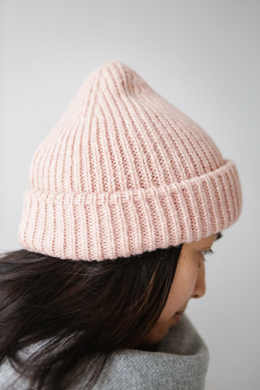 Phoenix Black Rolled Up Knit Tuque | La petite garçonne model