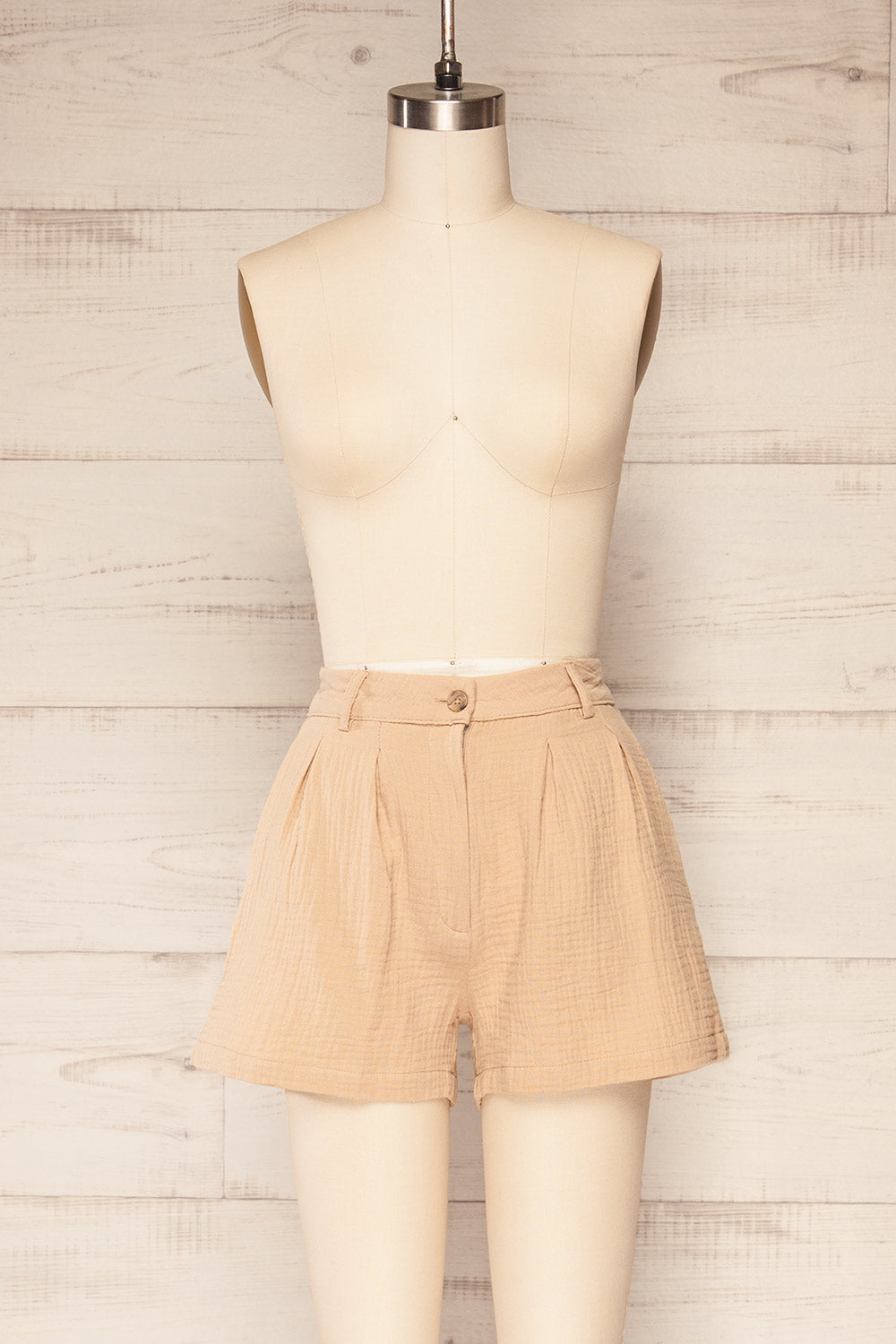 Piaski Beige Pleated Shorts | La petite garçonne front view
