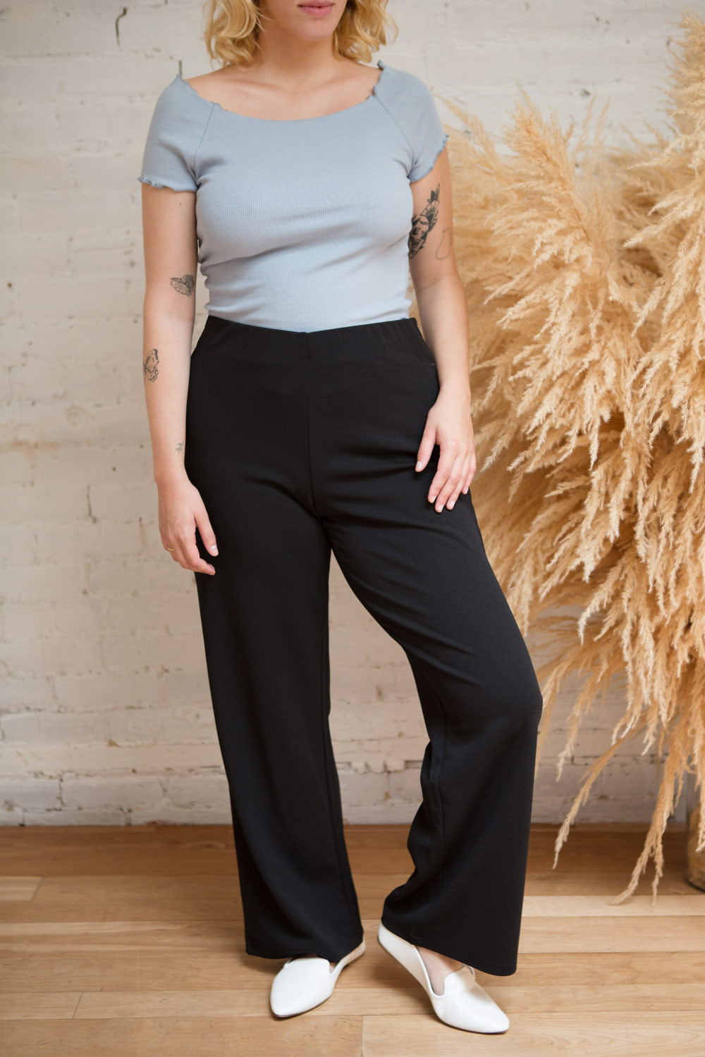 Pila Black Ribbed Short Sleeve Top w/ Frills | La petite garçonne model