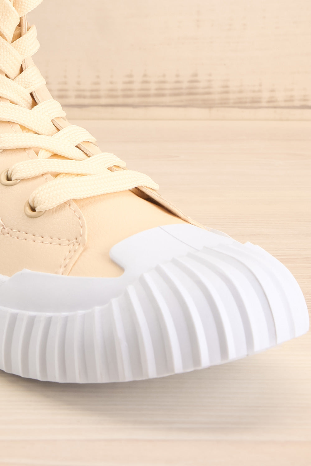 Portefoin Beige High Top Sneakers | La petite garçonne front close-up