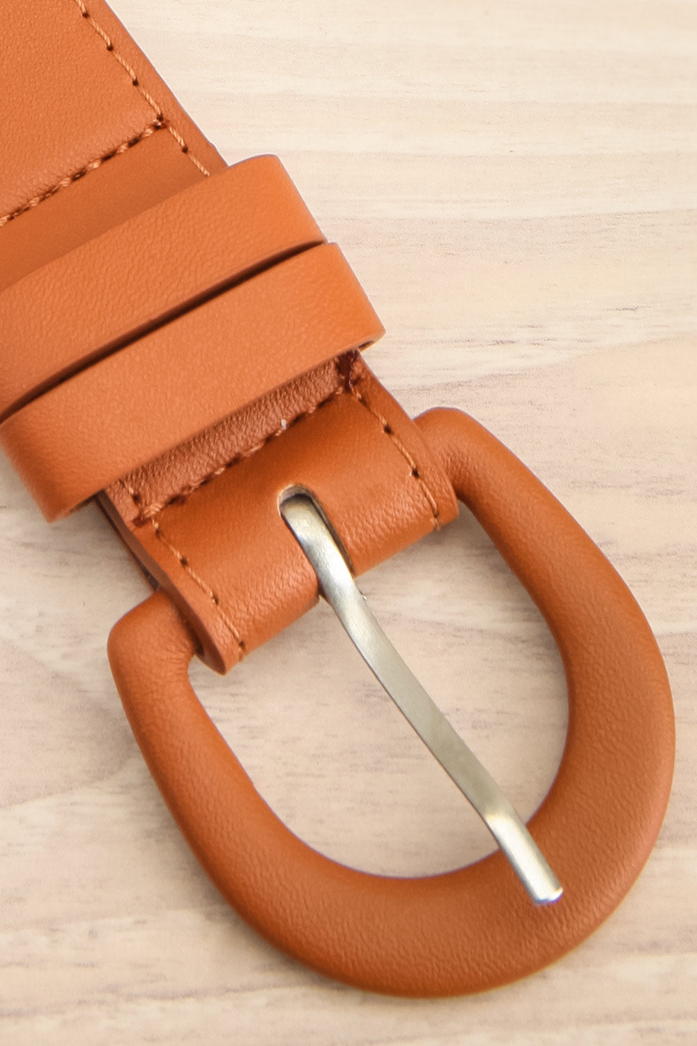 Premier Cercle Caramel Faux-Leather Belt | La petite garçonne flat close-up