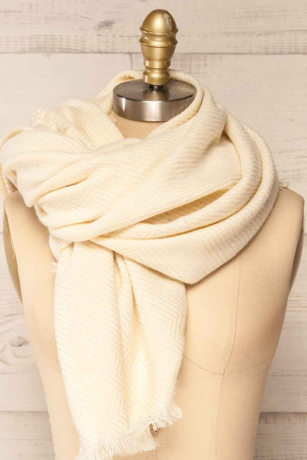 Raccourci Cream Herringbone Pattern Scarf | La petite garçonne knot close-up