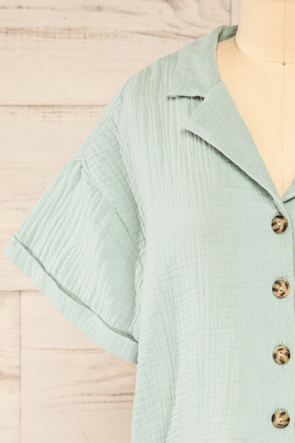 Riga Sage Cropped Button-Up Blouse | La petite garçonne front close-up
