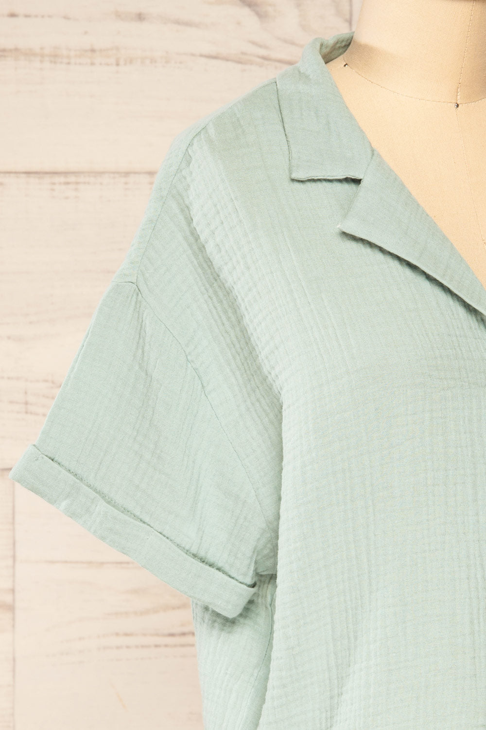 Riga Sage Cropped Button-Up Blouse | La petite garçonne side close-up