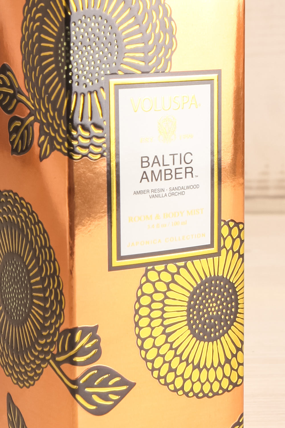 Room & Body Mist Baltic Amber | La petite garçonne box close-up
