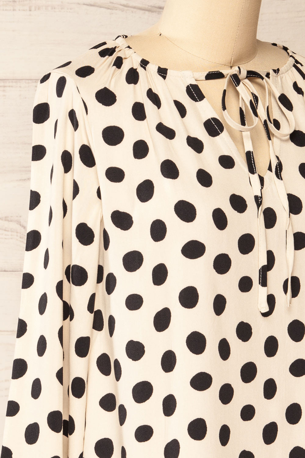 Saitama Short Dress w/ Polka Dots | La petite garçonne side close-up