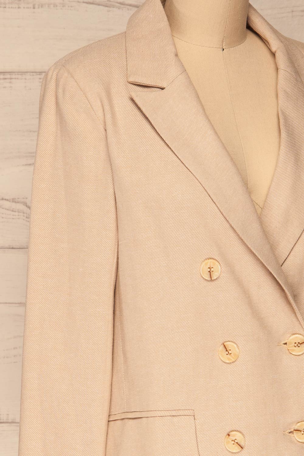 Samarate Beige Blazer | Veston Beige | La Petite Garçonne side close-up