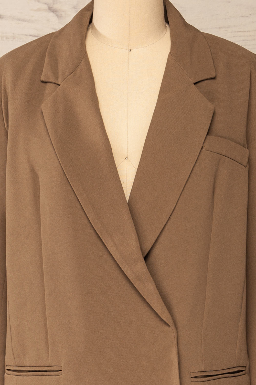 Scorace Caramel Oversized Blazer | La petite garçonne front close-up