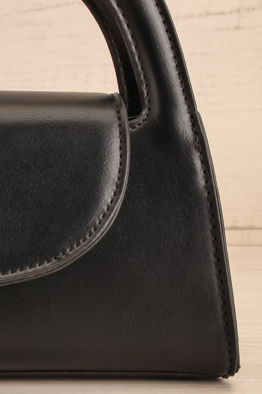 Scorpius Noir Small Handbag | La petite garçonne close-up