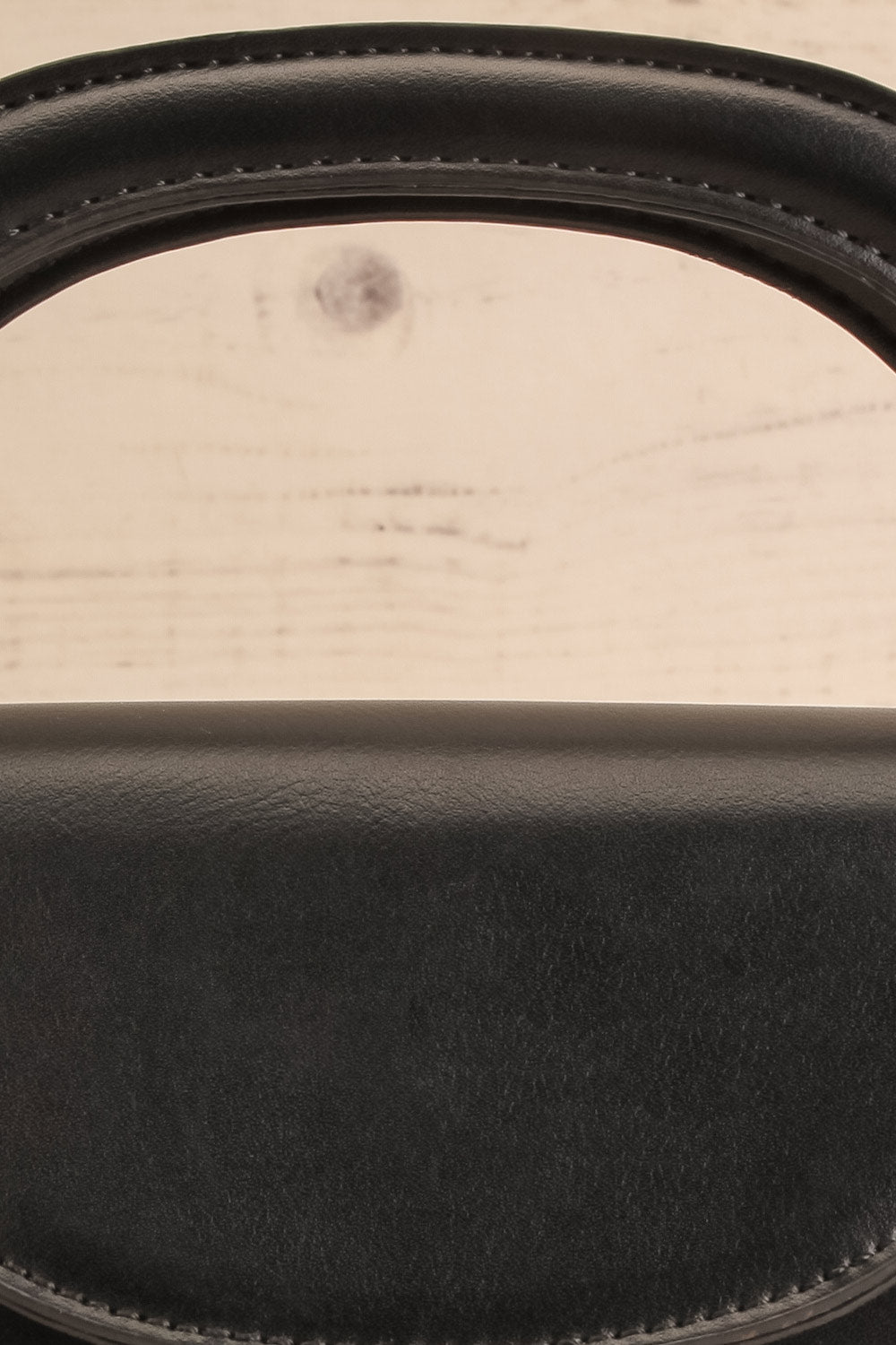 Scorpius Noir Small Handbag | La petite garçonne front close-up