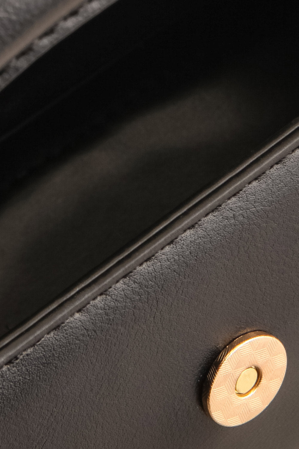 Scorpius Noir Small Handbag | La petite garçonne inside close-up