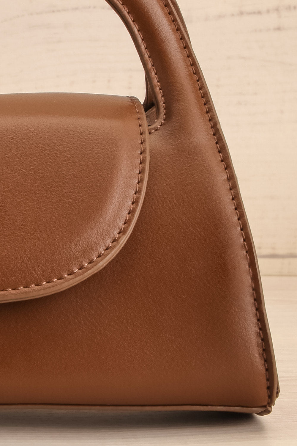 Scorpius Chocolat Handbag w/ Removable Strap | La petite garçonne close-up