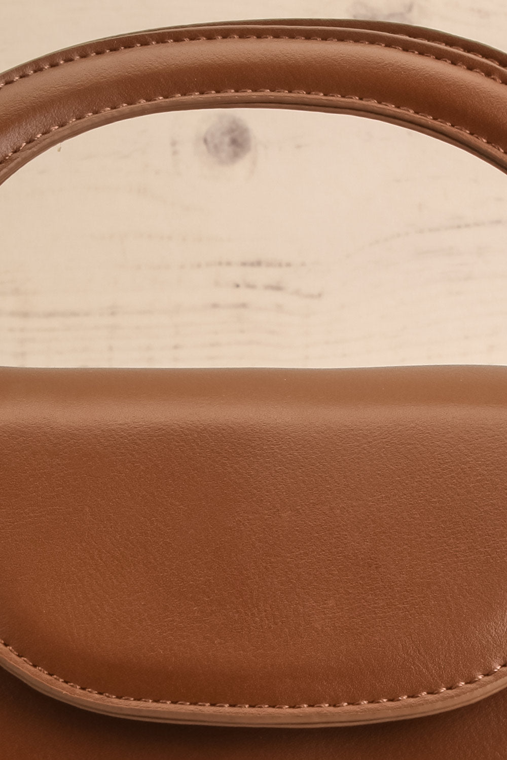 Scorpius Chocolat Handbag w/ Removable Strap | La petite garçonne front close-up