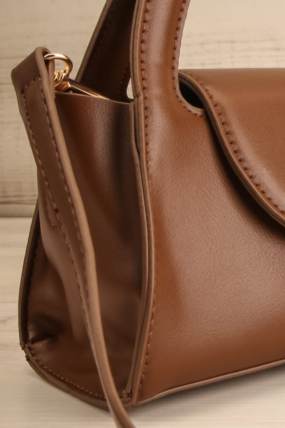 Scorpius Chocolat Handbag w/ Removable Strap | La petite garçonne side close-up