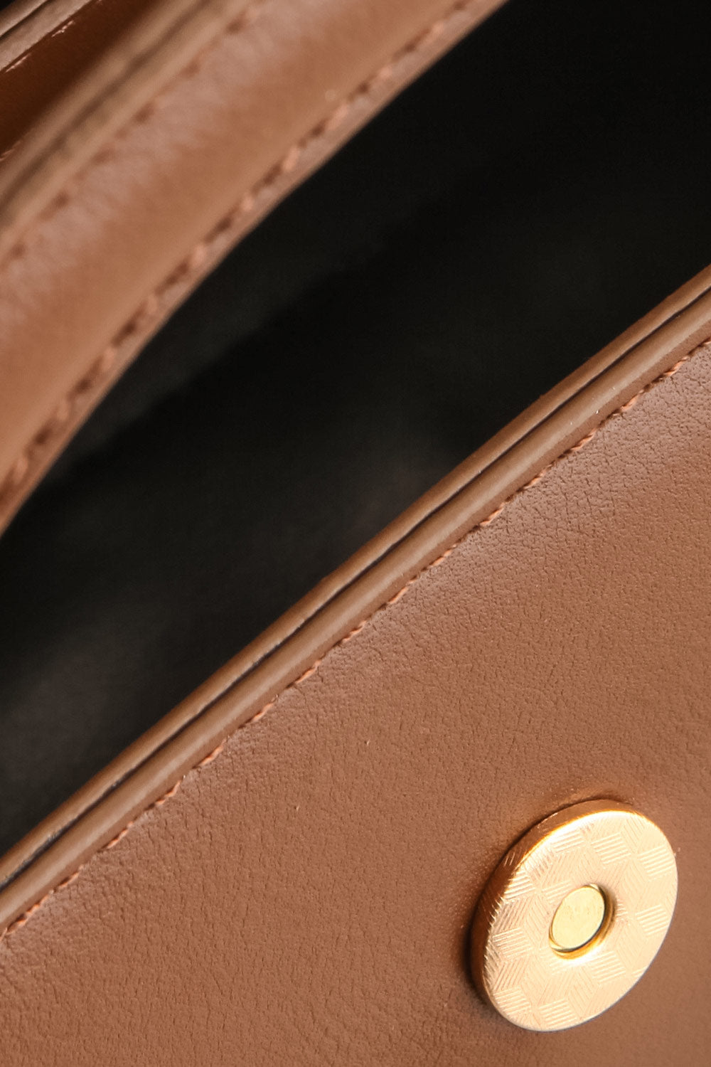 Scorpius Chocolat Handbag w/ Removable Strap | La petite garçonne inside close-up