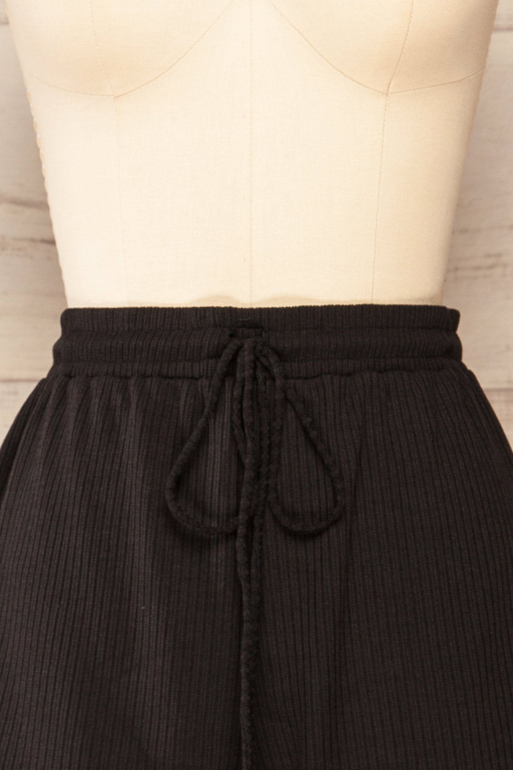Set Dignes Black Ribbed T-Shirt & Shorts | La petite garçonne front close-up