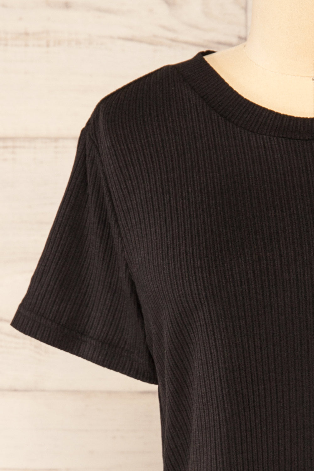 Set Dignes Black Ribbed T-Shirt & Shorts | La petite garçonne top front close-up