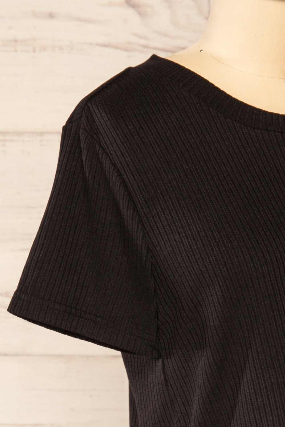 Set Dignes Black Ribbed T-Shirt & Shorts | La petite garçonne top side close-up