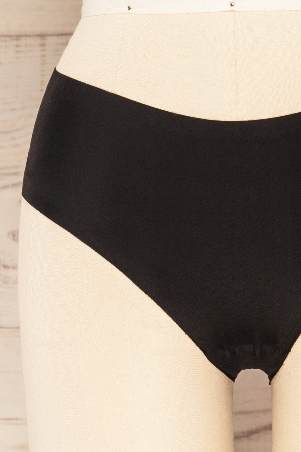 Set Hydra Pack of 3 Seamless Undies | La petite garçonne black front close-up