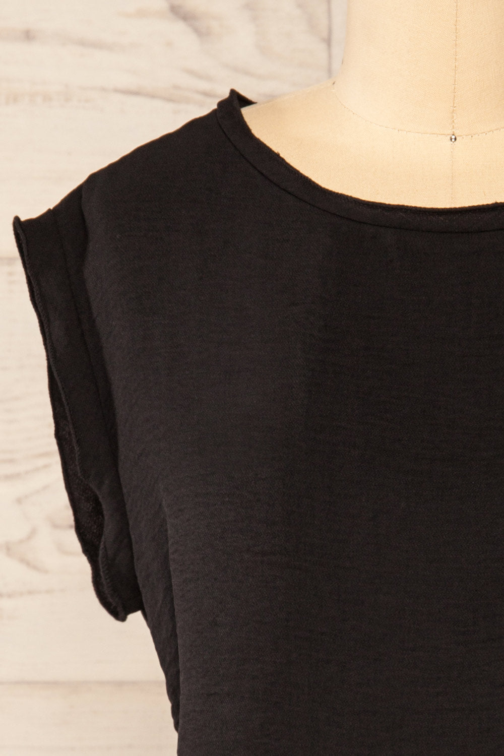 Set Iasi Black Crop Top & Pants Set | La petite garçonne top front close-up