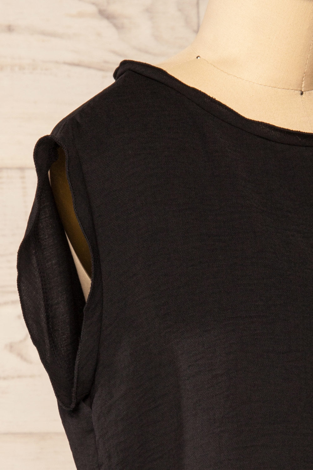 Set Iasi Black Crop Top & Pants Set | La petite garçonne top side close-up