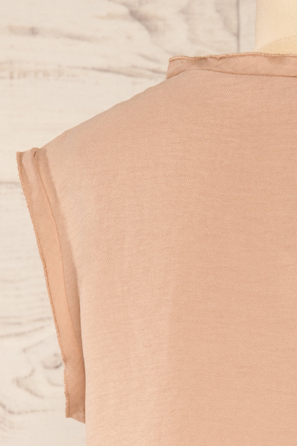 Set Iasi Camel Crop Top & Pants Set | La petite garçonne shirt back close-up