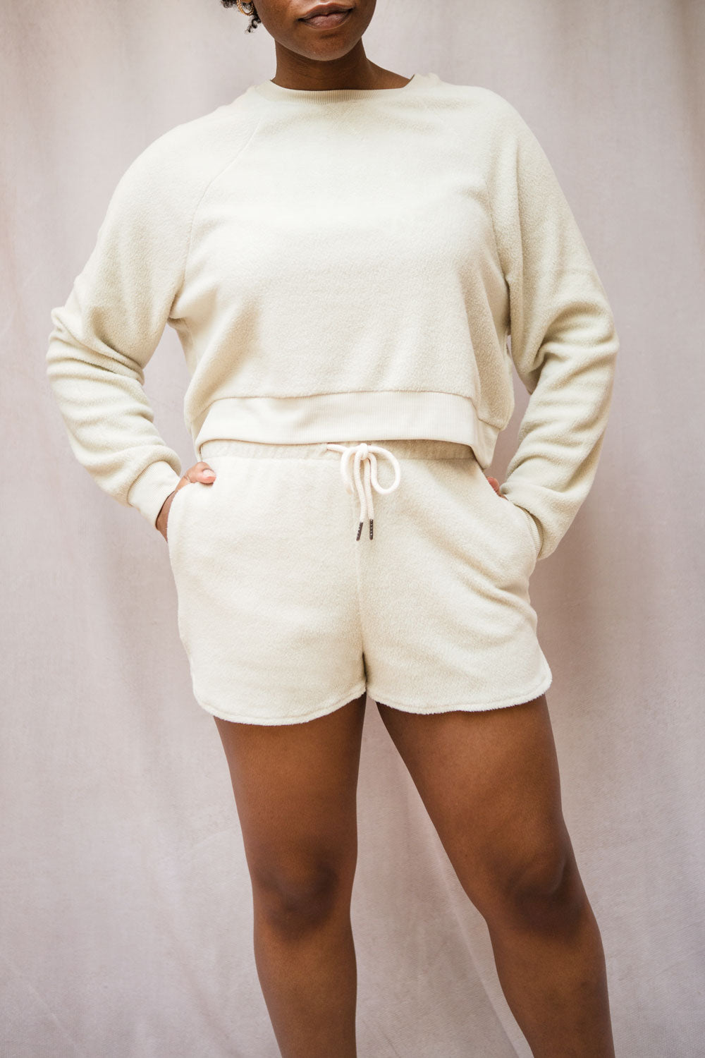 Set Jesen Beige Long Sleeve Top & Shorts | La petite garçonne model
