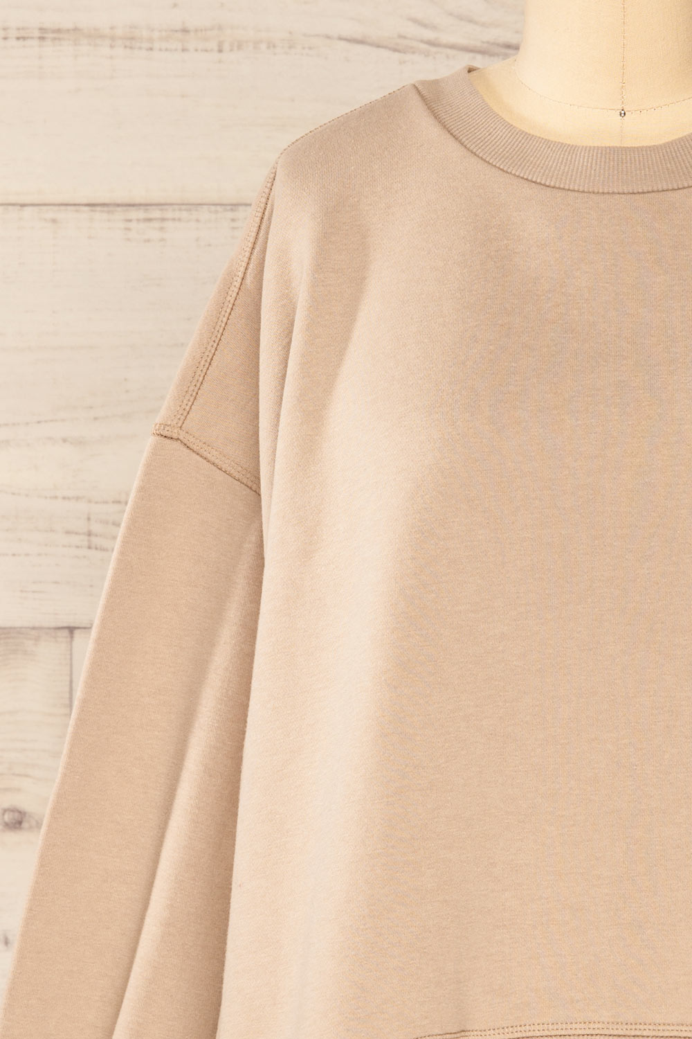 Set Luqa Moka Sweater & Joggers | La petite garçonne top front close-up