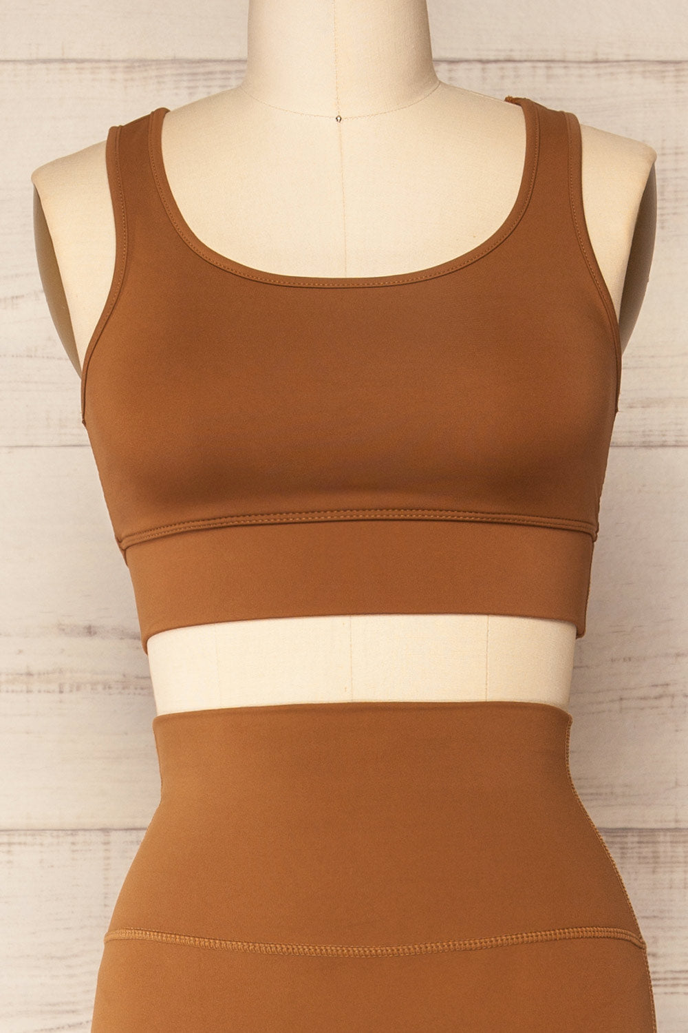 Set Mida Caramel Sports Bra & Leggings Set | La petite garçonne front close-up
