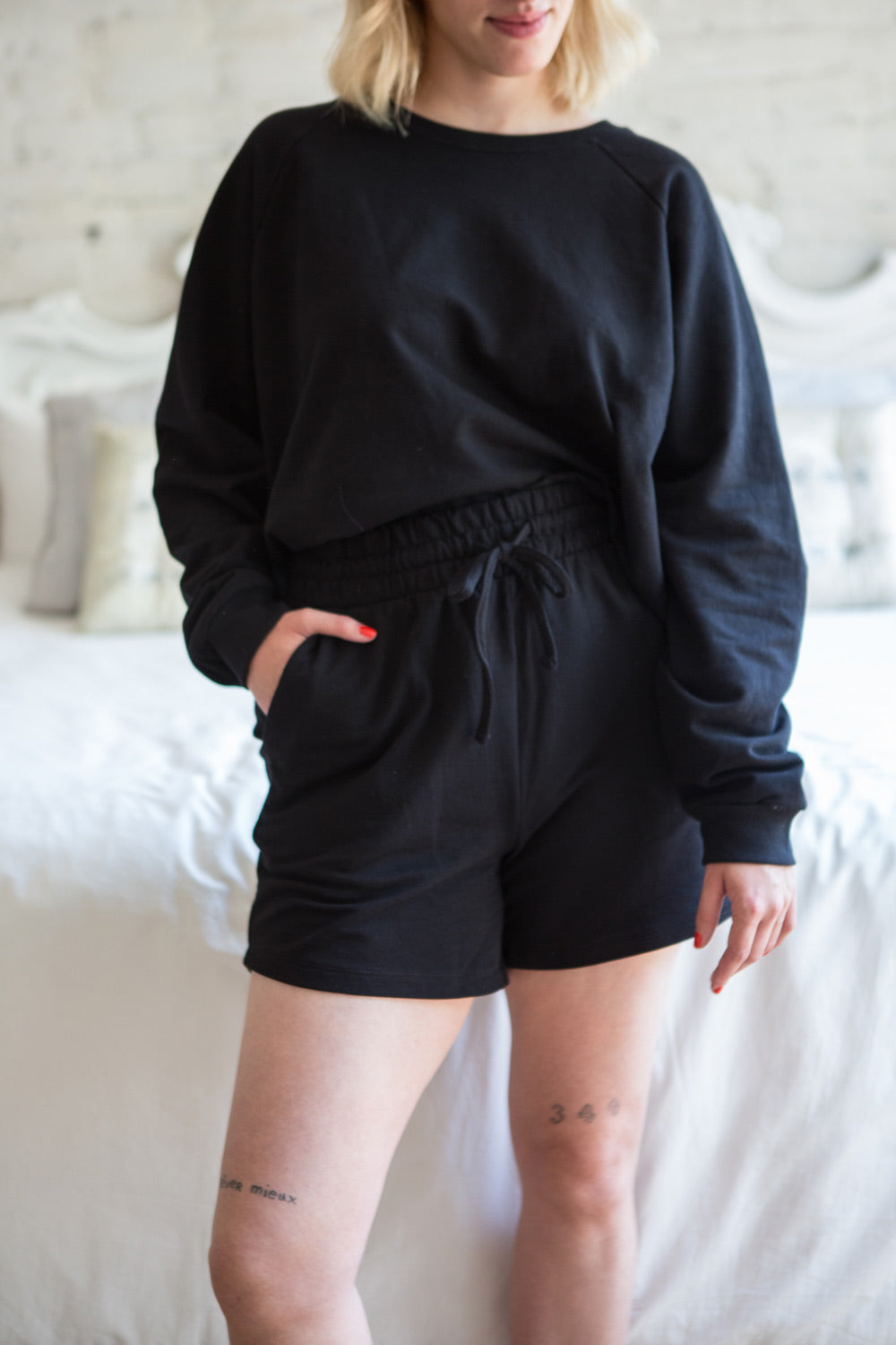 Set Rebec Black Cropped Sweater & Shorts | La petite garçonne model