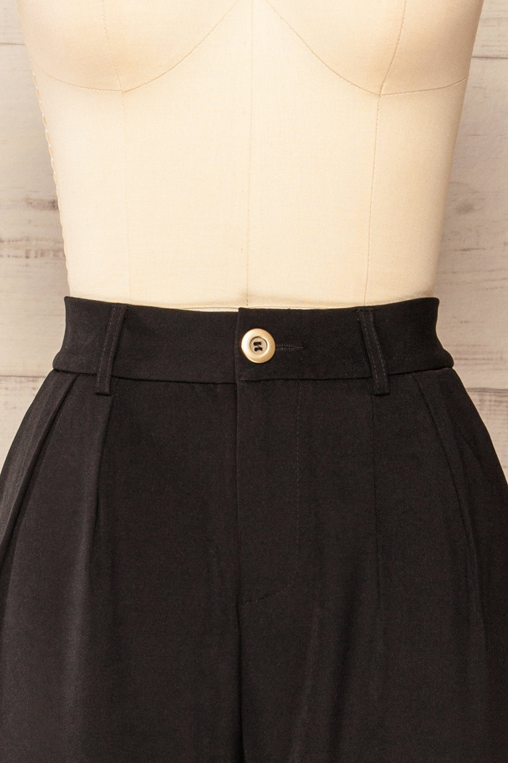 Seville Black Straight-Leg Pants w/ Belt | La petite garçonne front close-up