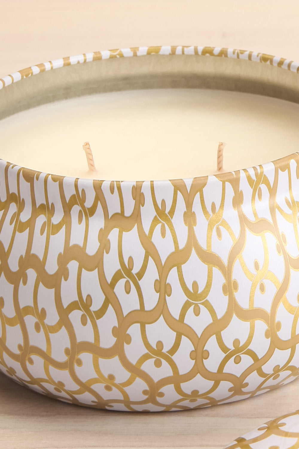 Maison Tin Candle Suede Blanc | La petite garçonne open close-up
