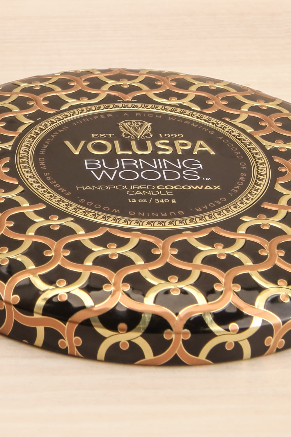 Tin Bowl Candle Burning Woods | Voluspa | La petite garçonne lid close-up