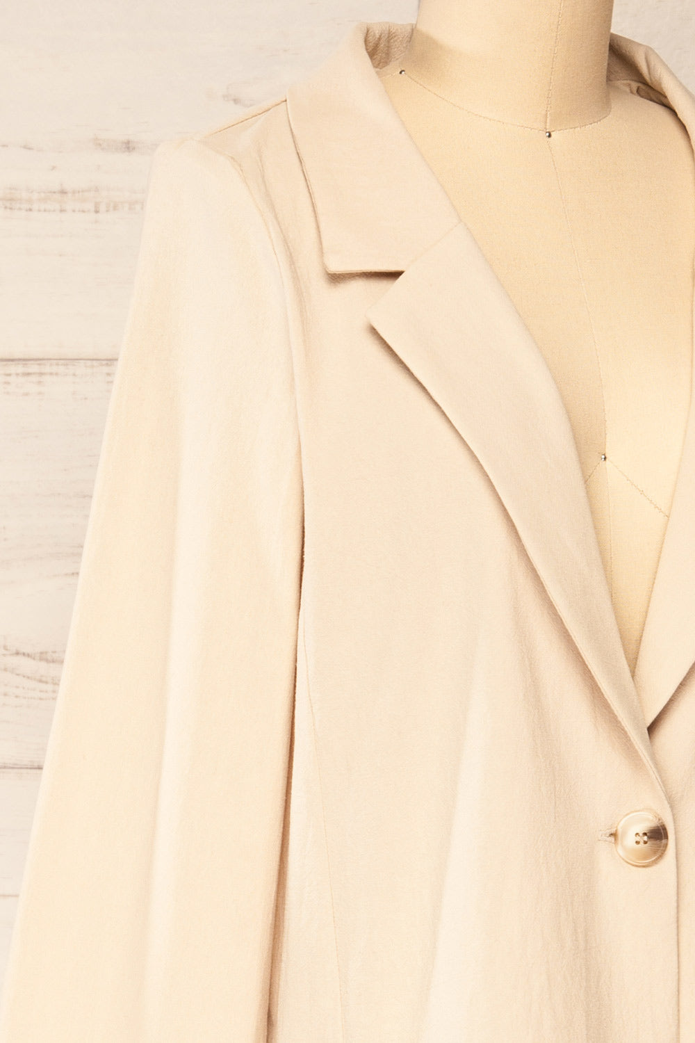 Ummari Cream Faux-Linen Blazer | La petite garçonne side close-up